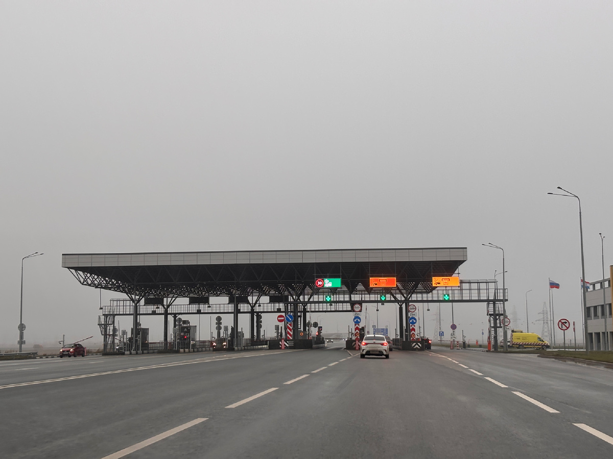 Въезд на мост, берем билетик и едем дальше 