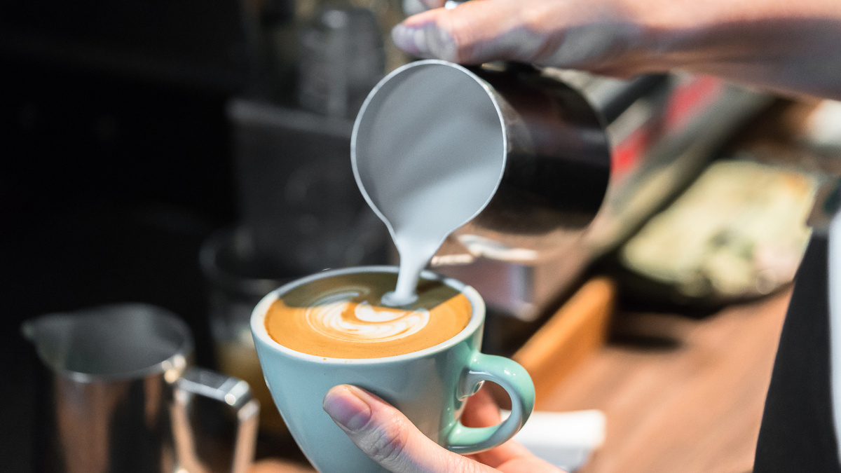     Фото: praphab louilarpprasert/Shutterstock/FOTODOM Самым популярным кофейным напитком, который покупают россияне, стал капучино
