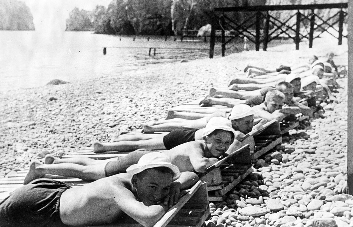    На пляже. 1938 г./ А. Козловский / РГАКФД