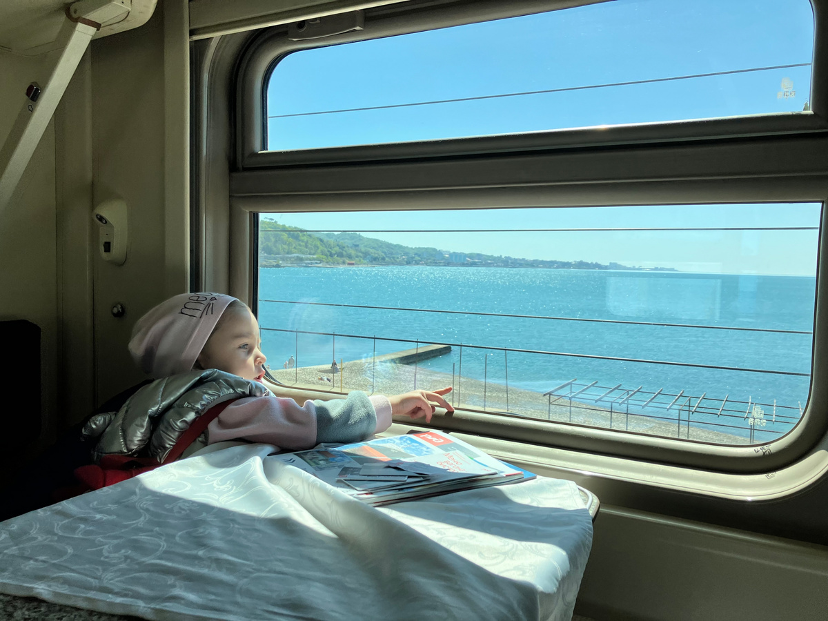 Апрель 2025 г. Северная Пальмира. Вид на море со второго этажа поезда. Фото автора. Копирование запрещено. 