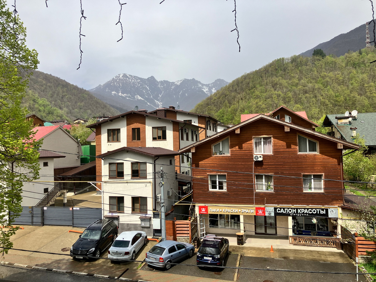 Вид из отеля в горах. Фото автора. Апрель 2025 г. 