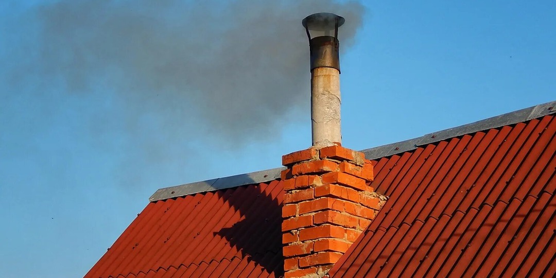 Протечки исчезли за один вечер: закрыл зазоры вокруг печной трубы без металла и пены