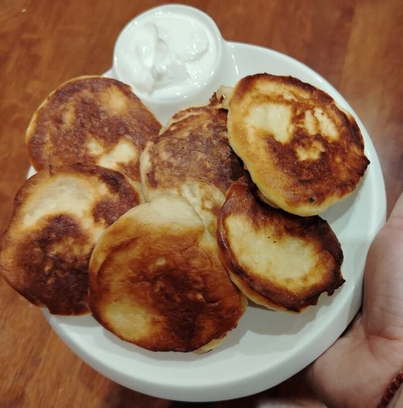 Оладьи из дрожжевого теста готовить просто, главное, чтобы хорошо подошло тесто