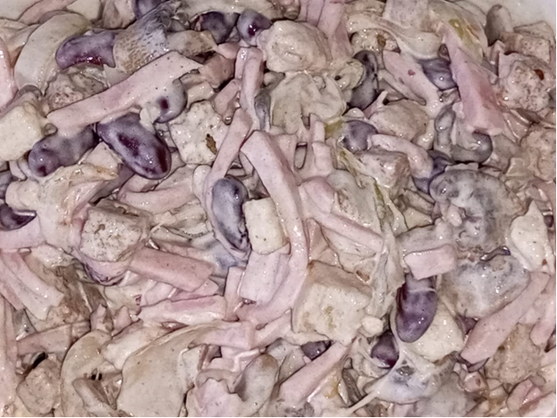 Салат с фасолью, грибами, ветчиной.