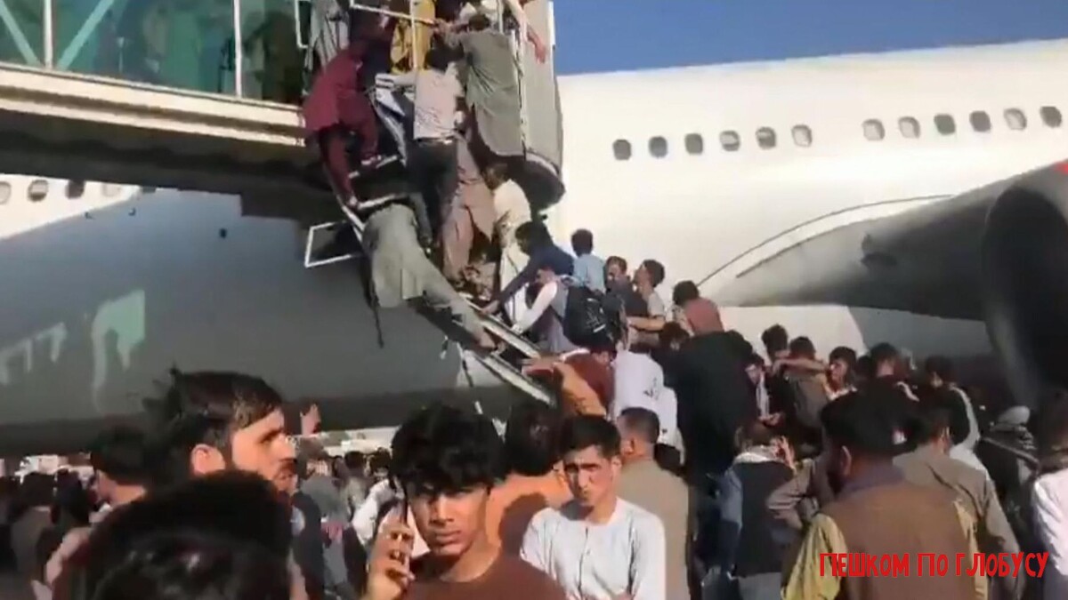 Афганцы пытаются бежать от талибов