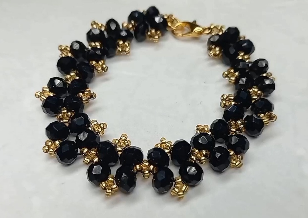 Браслет из бисера и бусин