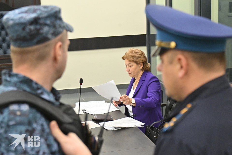    Ни Полина Лурье, ни Лариса Долина сегодня в суд не явились, предоставив право отстаивать свои интересы адвокатам. Евгения ГУСЕВА