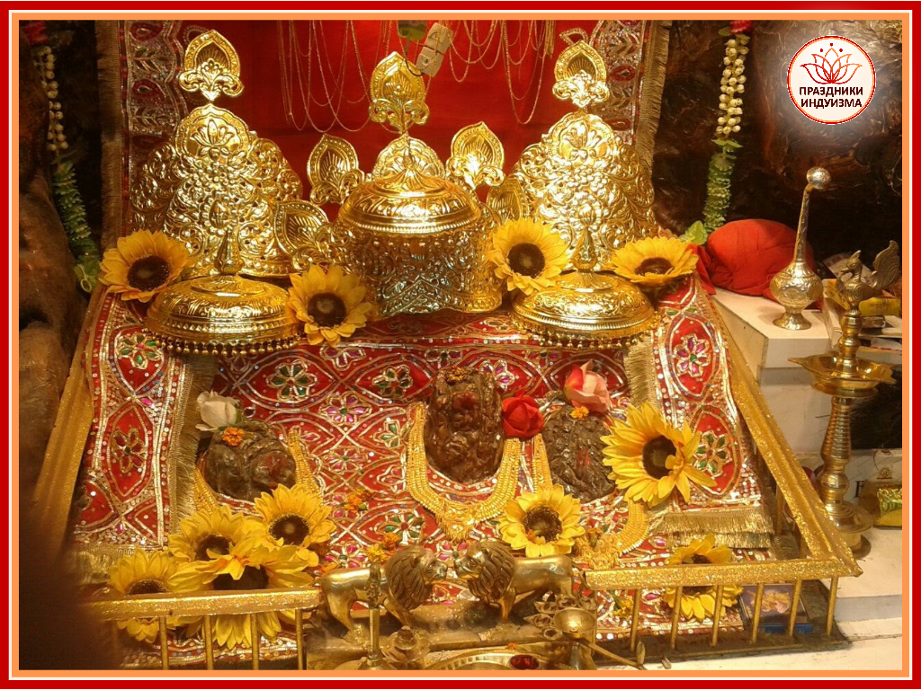 Главное Божество Вайшно Деви Мандир. Слева направо: Махасарасвати, Махалакшми и Махакали