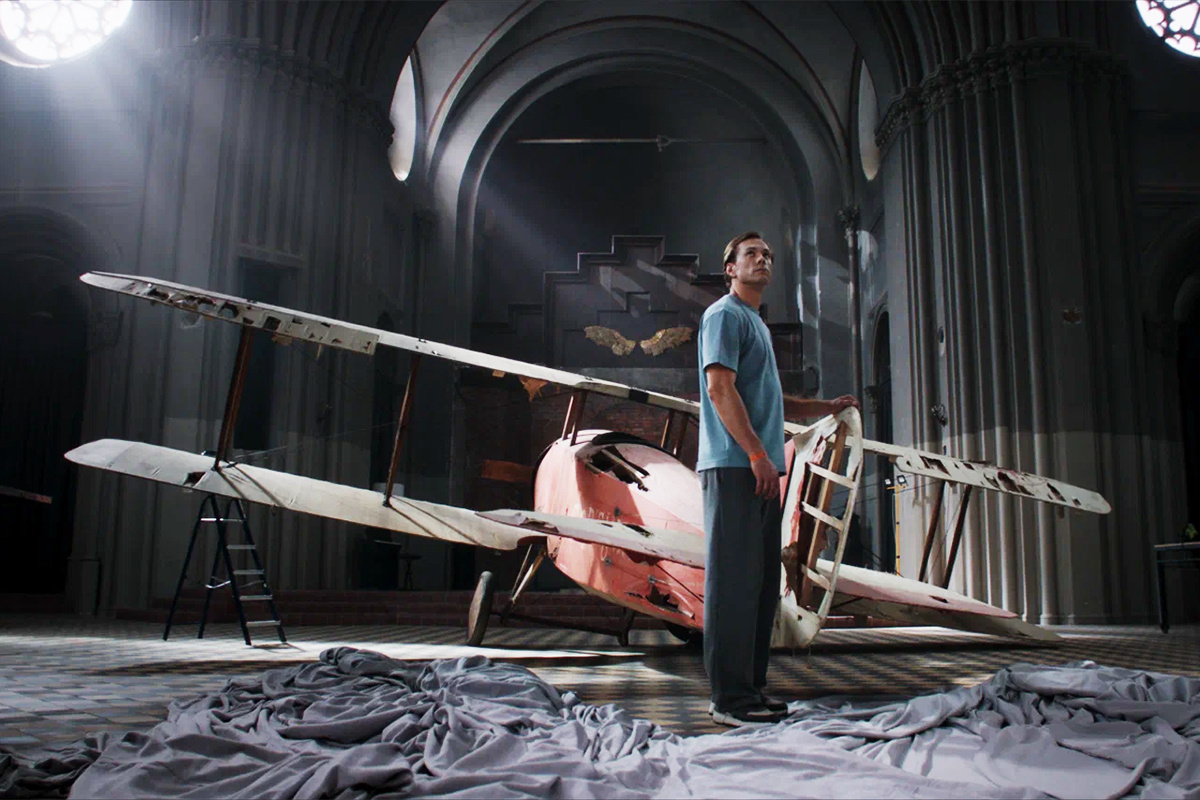    Главный герой «Авиатора» Иннокентий Платонов в исполнении актёра Александра ГорбатоваКрасный квадрат