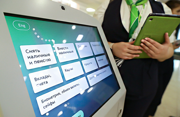 Сбербанк определится с тарифами на обслуживание банковских карт в течение месяца