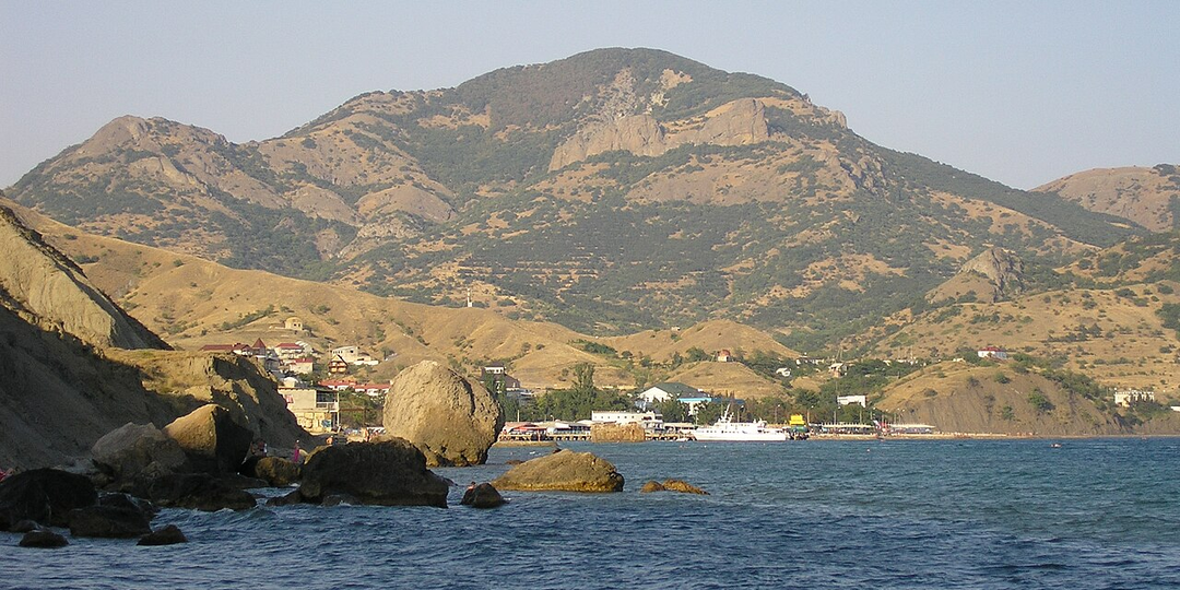 У Карадага столетиями видят огромное чудовище. Но кто она на самом деле?