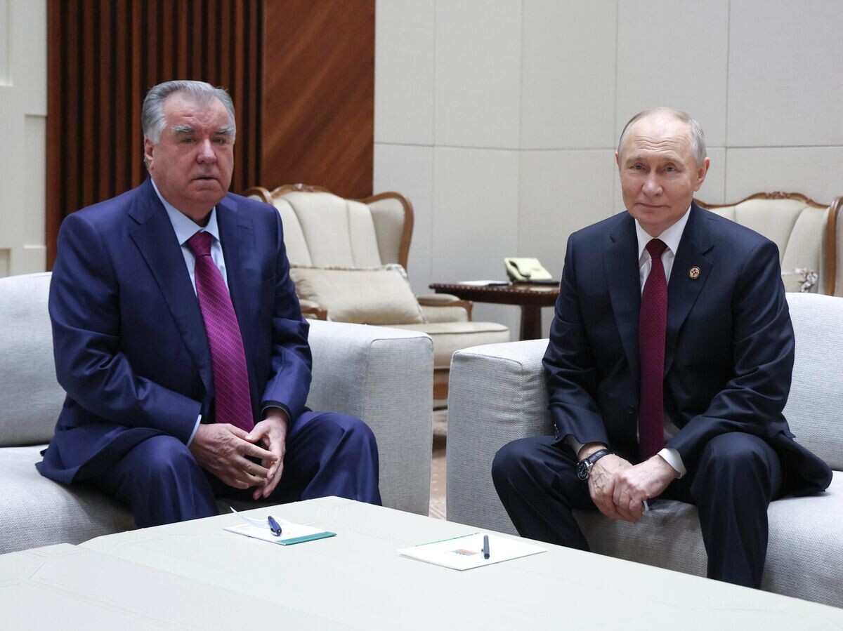    Президент РФ Владимир Путин и президент Таджикистана Эмомали Рахмон во время встречи на полях саммита ОДКБ в Бишкеке.© РИА Новости / POOL