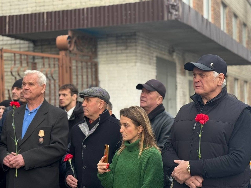    В Ульяновске появилась памятная доска боксёру Петру Липатову. ФОТО: тг-канал Федерации бокса УО