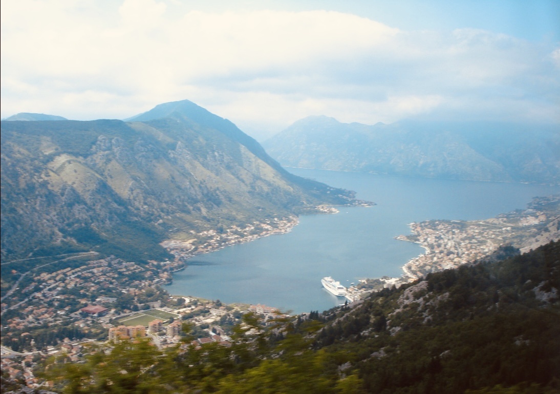 Черногория, без сомнения, одна из самых прекрасных в плане пейзажей стран мира. Вид на Боко-Которский залив. Фото автора 