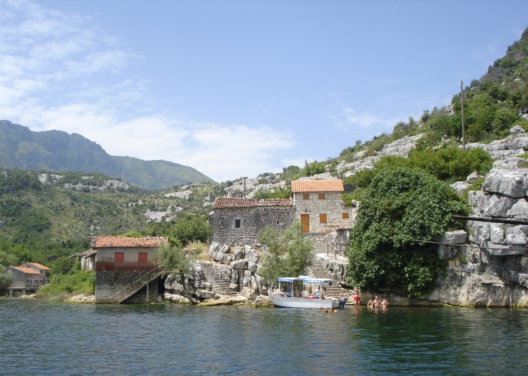 Практически любой небольшой населенный пункт в Черногории выглядит как декорация к фильму. Берег Скадарского озера, фото автора