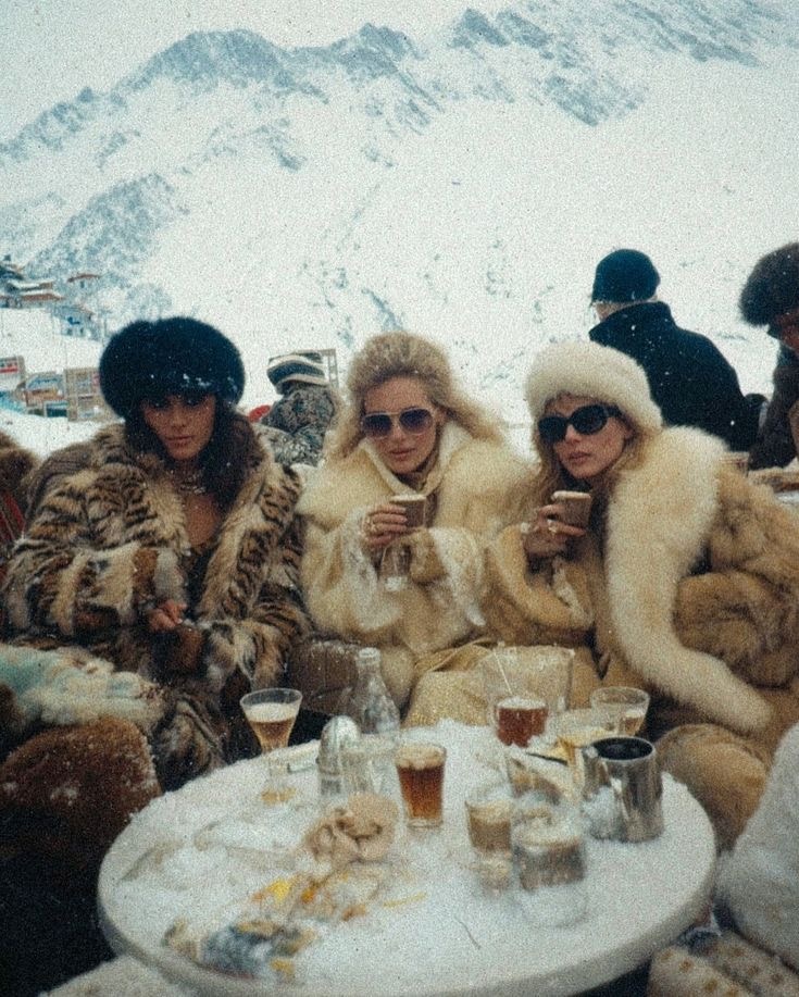 Красавицы в мехах. 