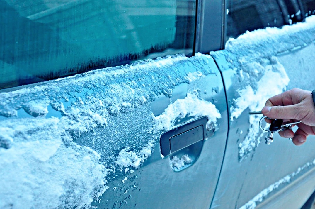 Что можно, а что точно нельзя делать, если примёрзла дверь в автомобиле