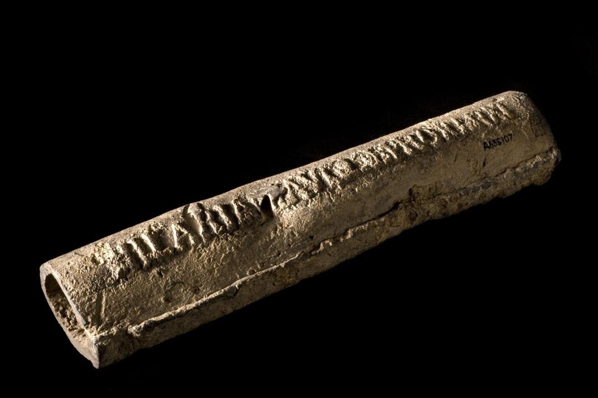 Отрезок римской свинцовой водопроводной трубы с клеймом изготовителя. III в. н.э.