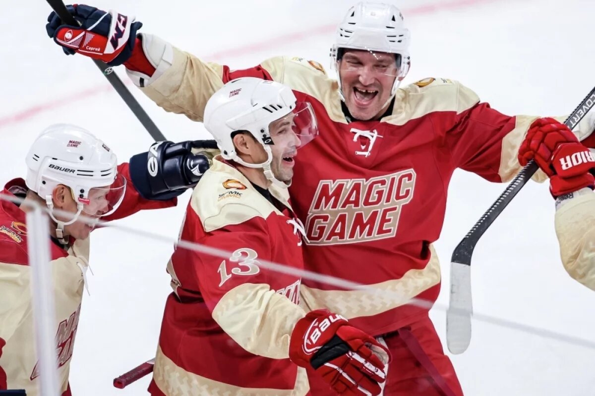    Хоккеисты Максим Афиногенов, Павел Дацюк и Александр Овечкин радуются голу в матче звёзд мирового хоккея The Magic Game.