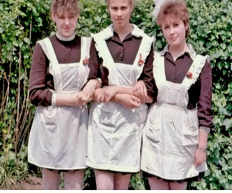 Белые фартуки как-то повеселее, а черные - совсем тоска