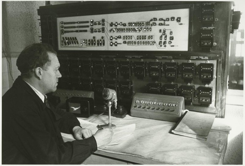 Государственный шарикоподшипниковый завод. Пульт управления производством. Дата съемки: 1950 - 1953. Материал взят с сайта https://russiainphoto.ru