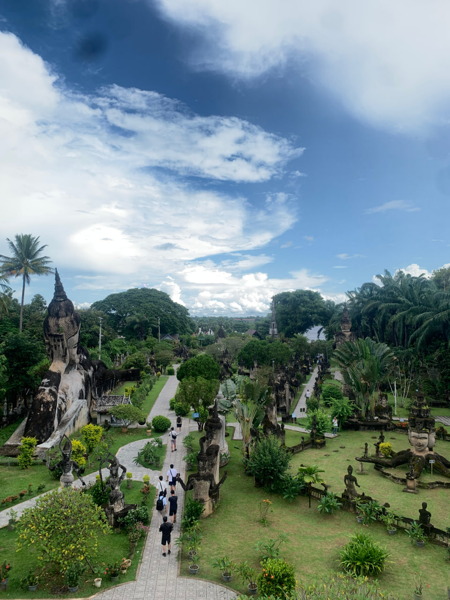 Платный парк в часе езды от Вьентьяна, вход для иностранцев 250 рублей