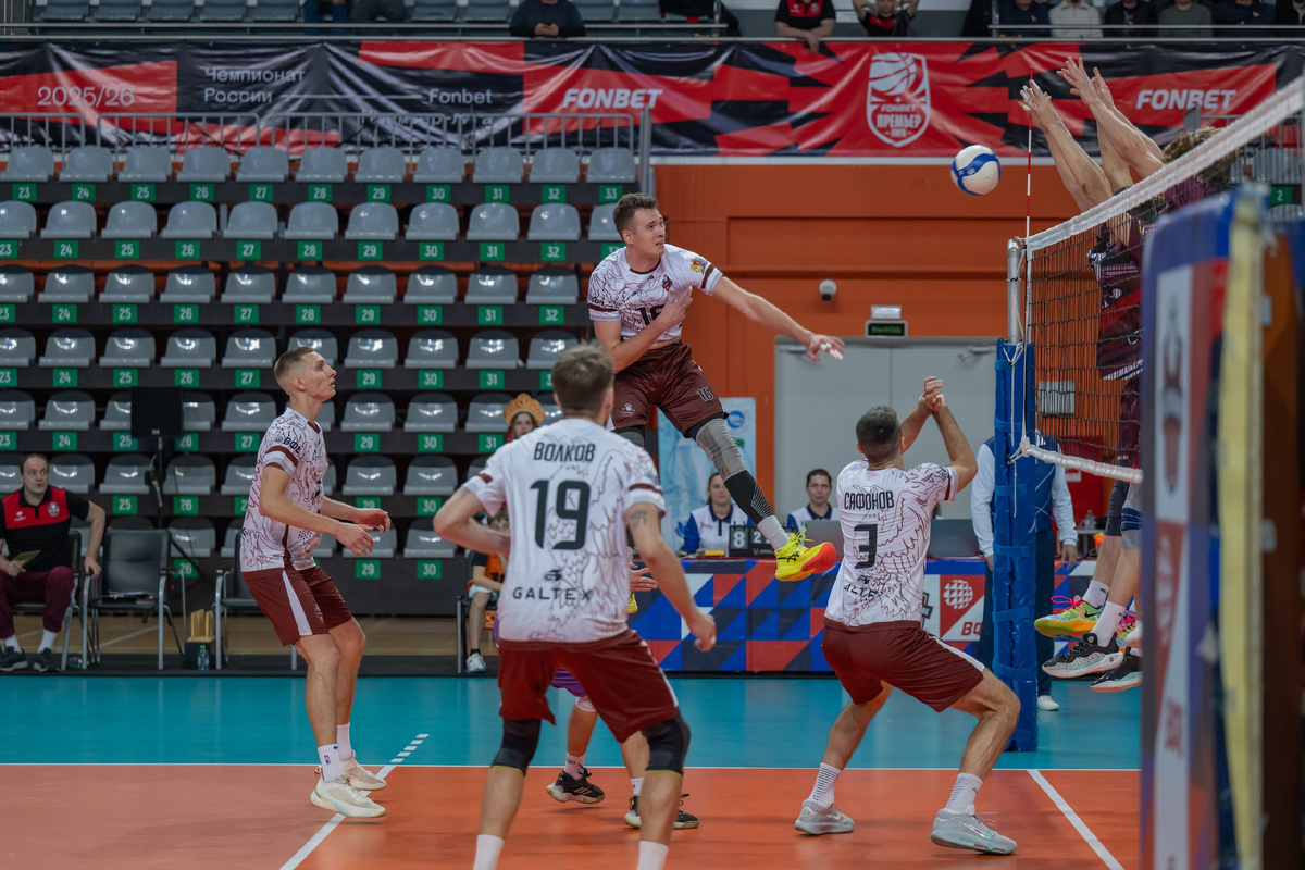 Волейбол. В атаке Алексей Клименко #16 диагональный ВК "Текстильщик". Игра "Текстильщик" (Ивановская область) vs "Локомотив-Изумруд" (Екатеринбург). ДИВС. Россия. Иваново. 24 ноября 2025. Источник https://vk.com/vc_textil