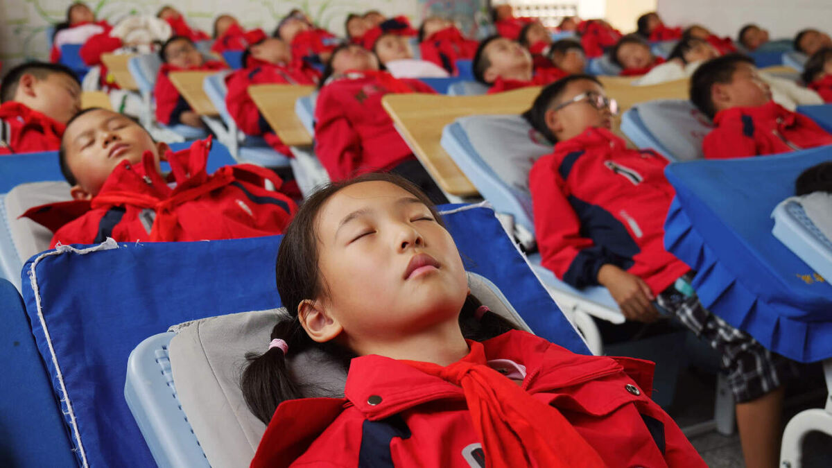     Фото: Imago Stock and People/East News В наши дни короткий освежающий сон практикуется, например в китайских школах