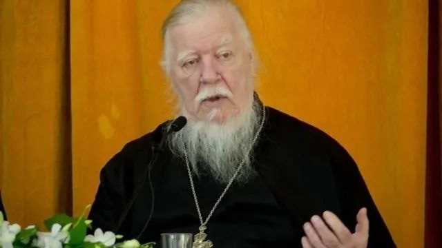 Сегодня картину наблюдал: мальчик поисповедовался и хотел уже идти, женщина его берёт за плечи и тыкает – «Туда!» – Он: «Чего?» – «Иди