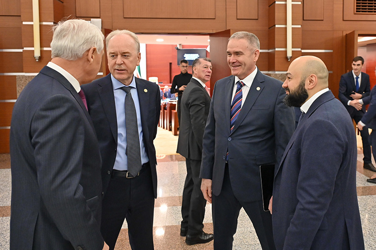    В холле перед заседанием Госсовета обсуждали не казну, а дела текущие.   
Фото: gossov.tatarstan.ru