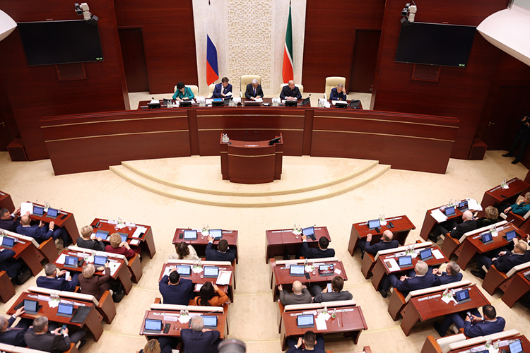    Депутаты сегодня утвердили поправки, согласно которым в 2026 году казна Татарстана получит из федеральной 50,3 млрд рублей.   
Фото: Сергей Елагин