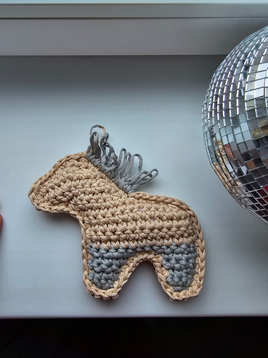 Лошадка из полиэфирного шнура на заказ