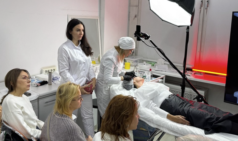 Сертифицированные врачи-косметологи Елена Баринова и Александра Зонова проводят обучающий семинар "Мезопрофф" 