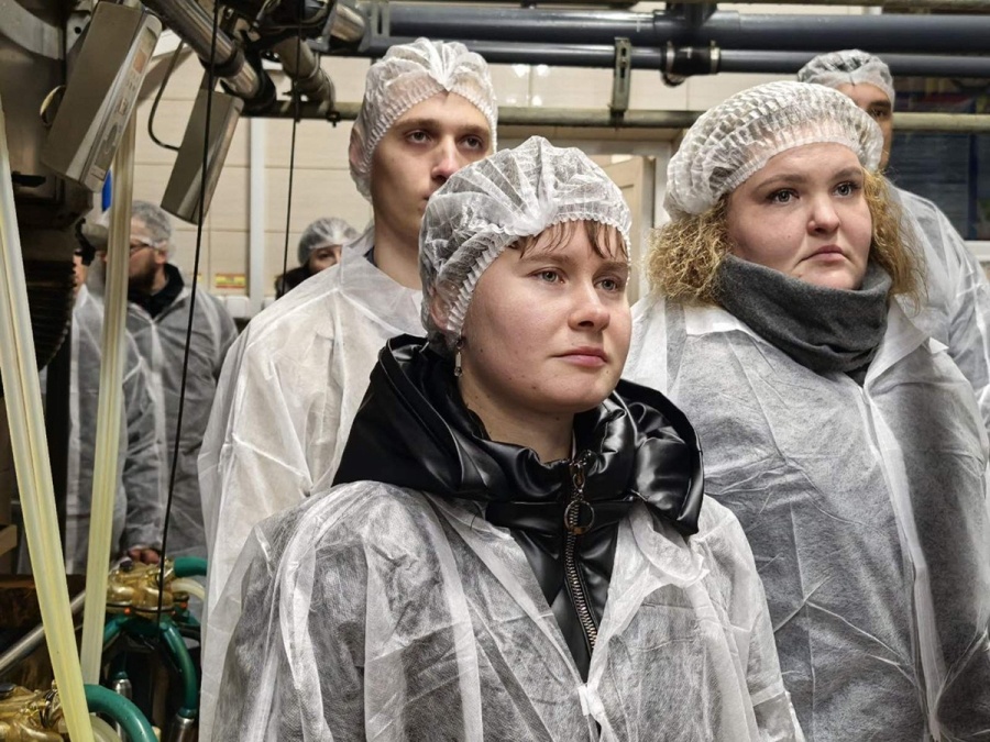     Ветеринарный врач СХФ "Рудное" Елизавета Окунева приняла участие в республиканском форуме сельской молодежи