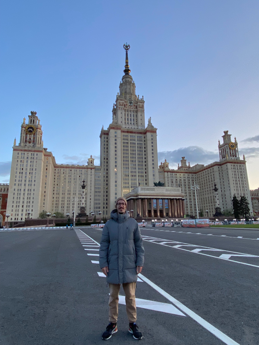 Я перед МГУ им. Ломоносова зимой 2024