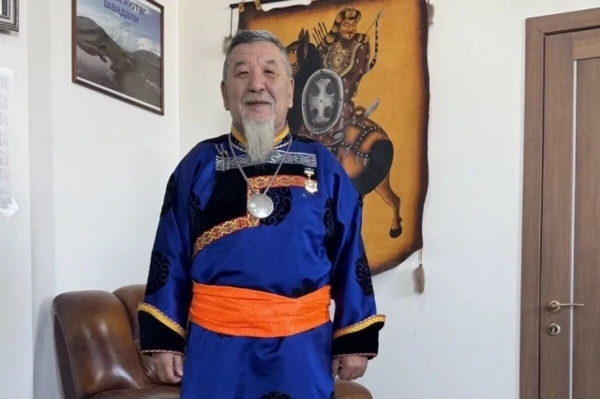    Шамана Баира Цырендоржиева наградили медалью «100 лет Республике Бурятия»