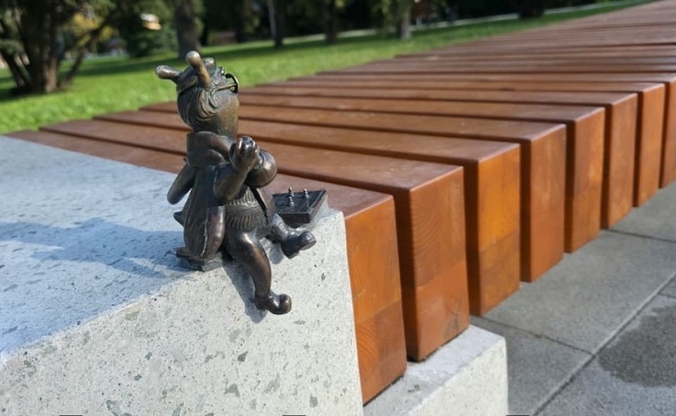    Не так давно кто- то вырвал фигурку и бросил неподалеку. Фото: Сообщество "Симферопольские пчелы"/vk