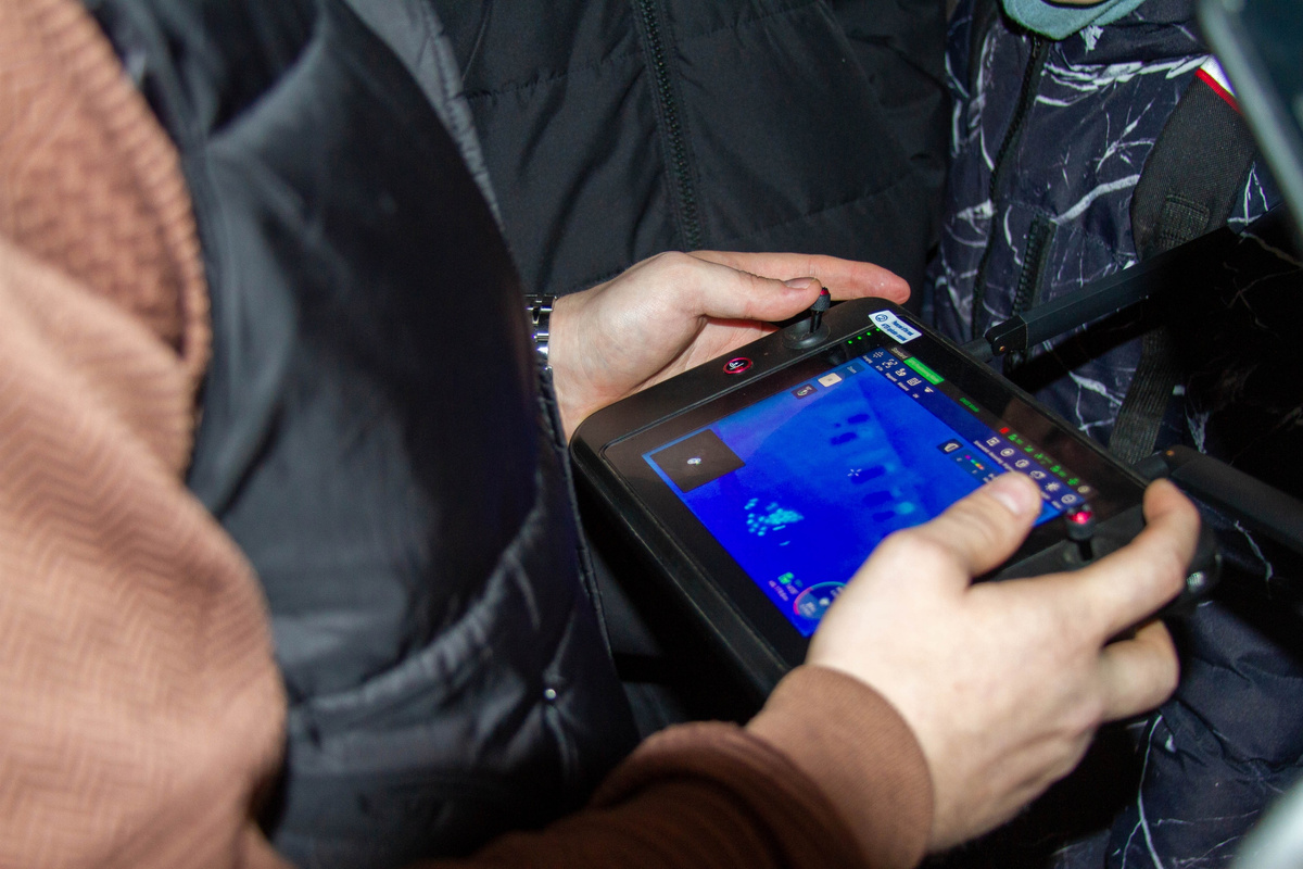 "Как вы думаете, что в этот момент будет делать оператор противника? Правильно - жать на кнопку "нижняя подсветка" (именно её перепрограммировали на сигнал сброса).