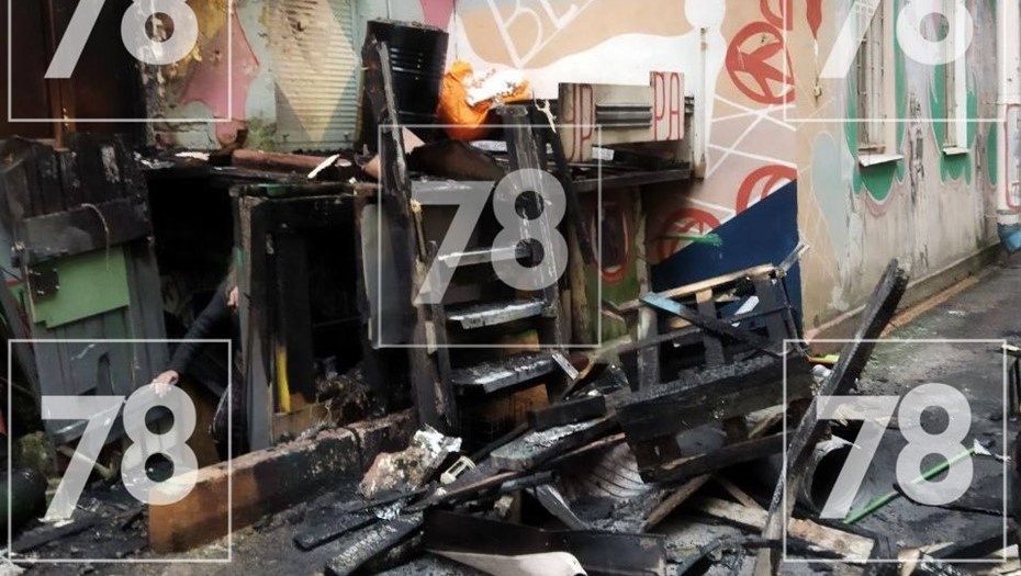    На Петроградской сгорел Двор Нельсона Автор фото: 78.ru