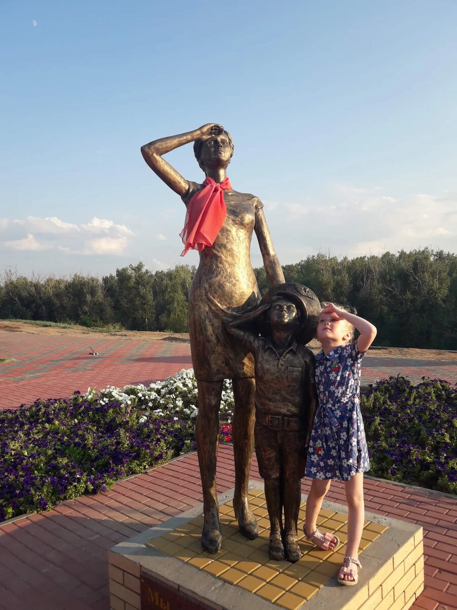 Это наш Ахтубинск. Скульптура, выполненная в честь семей военных лётчиков, которые преданно ждут своих мужей и отцов из полёта. Рядом моя дочка Анастасия в возрасте пяти лет.