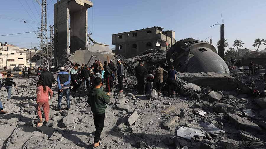 Израильские военные стреляли по толпе людей в секторе Газа.
