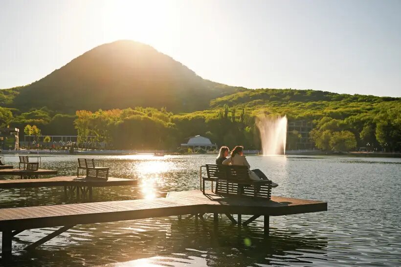     Набережная Курортного озера с видом на гору Железная в Железноводске. © РИА Новости. Григорий Сысоев