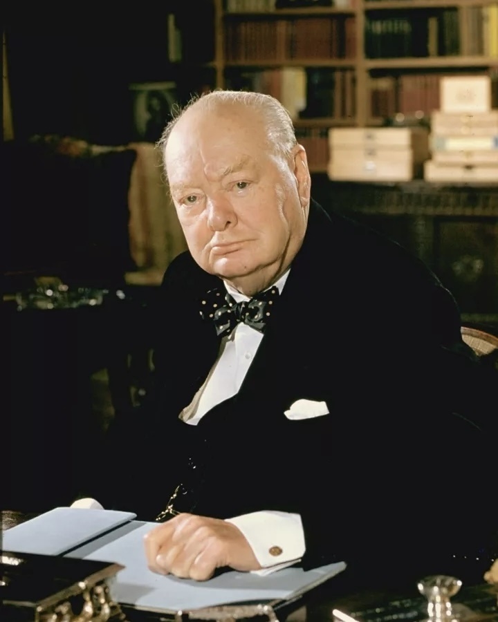 [a]Сэр Уинстон Леонард Спенсер Черчилль (30 ноября 1874 — 24 января 1965) — британский государственный деятель, военный и писатель, который был премьер-министром Соединённого Королевства с 1940 по 1945 год (во время Второй мировой войны) и снова с 1951 по 1955 год. В течение примерно 62 лет, с 1900 по 1964 год, он был членом парламента (депутатом) и за это время представлял в общей сложности пять избирательных округов.