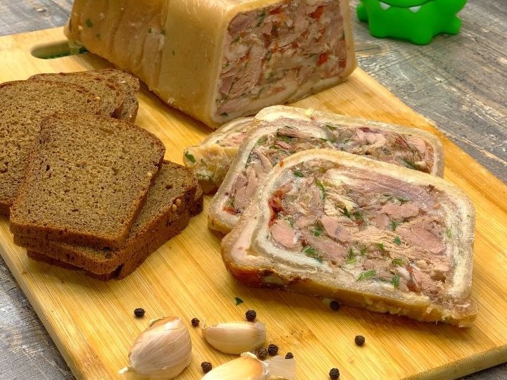 Праздничный холодец с вялеными томатами и чесноком