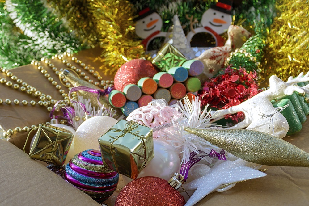    Лучшее время для украшения квартиры к новогодним праздникам - это начало или середина декабря: в это время новогодняя атрибутика уже доступна в магазинах во всей полноте ассортимента. / Фото: iStock