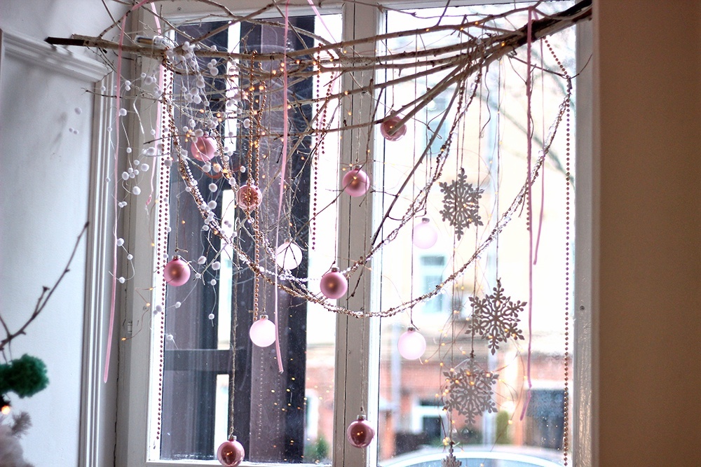    Окна и стены можно задекорировать гирляндами и игрушками. / Фото: iStock
