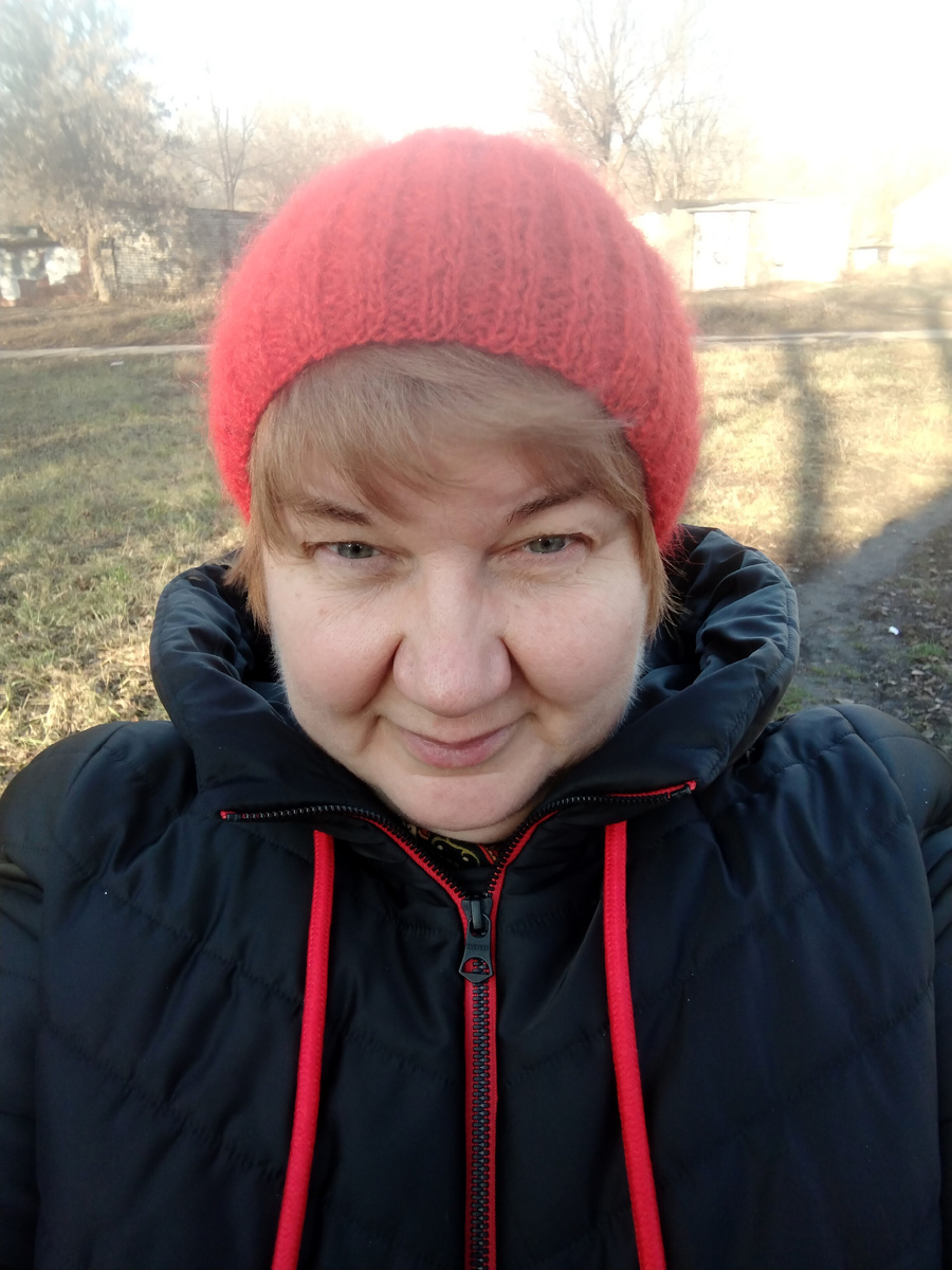 Правда, страшновато было: собаки меня облаивали, много их собралось в гаражах, которые на заднем плане. А я себе улыбаюсь, чтобы страхом не пахло.