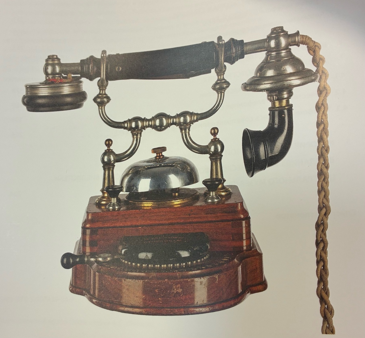 Телефонный аппарат с коммутатором компании "Л. М. Эриксон и К". Издание "История телефонной связи в экспозиции музея связи имени А. С. Попова". Фонды ЦМС НТБ