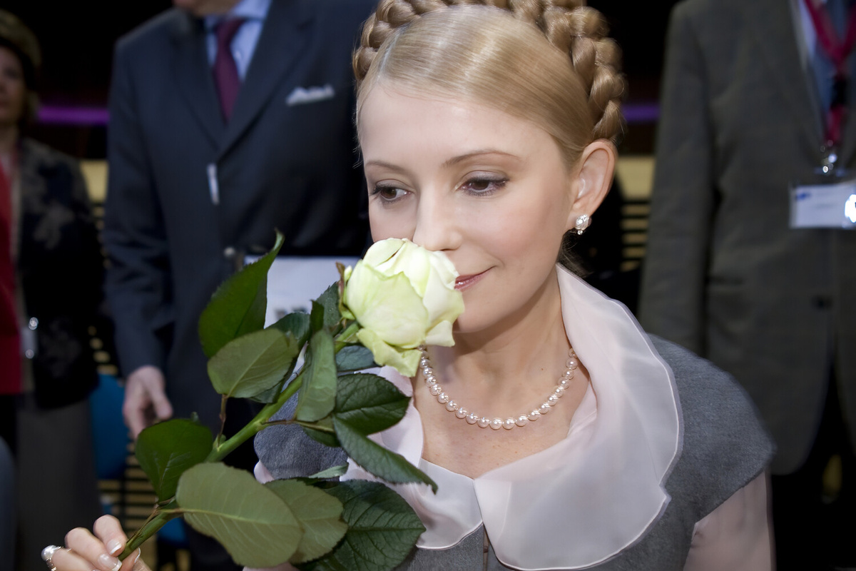 Премьер-министр Украины Юлия Тимошенко с розой на Международной конференции «Женщины: стабилизация небезопасного мира» в штаб-квартире Европейского Союза в Брюсселе, 6 марта 2008 года ©Thierry Monasse/Corbis/Getty Images  📷