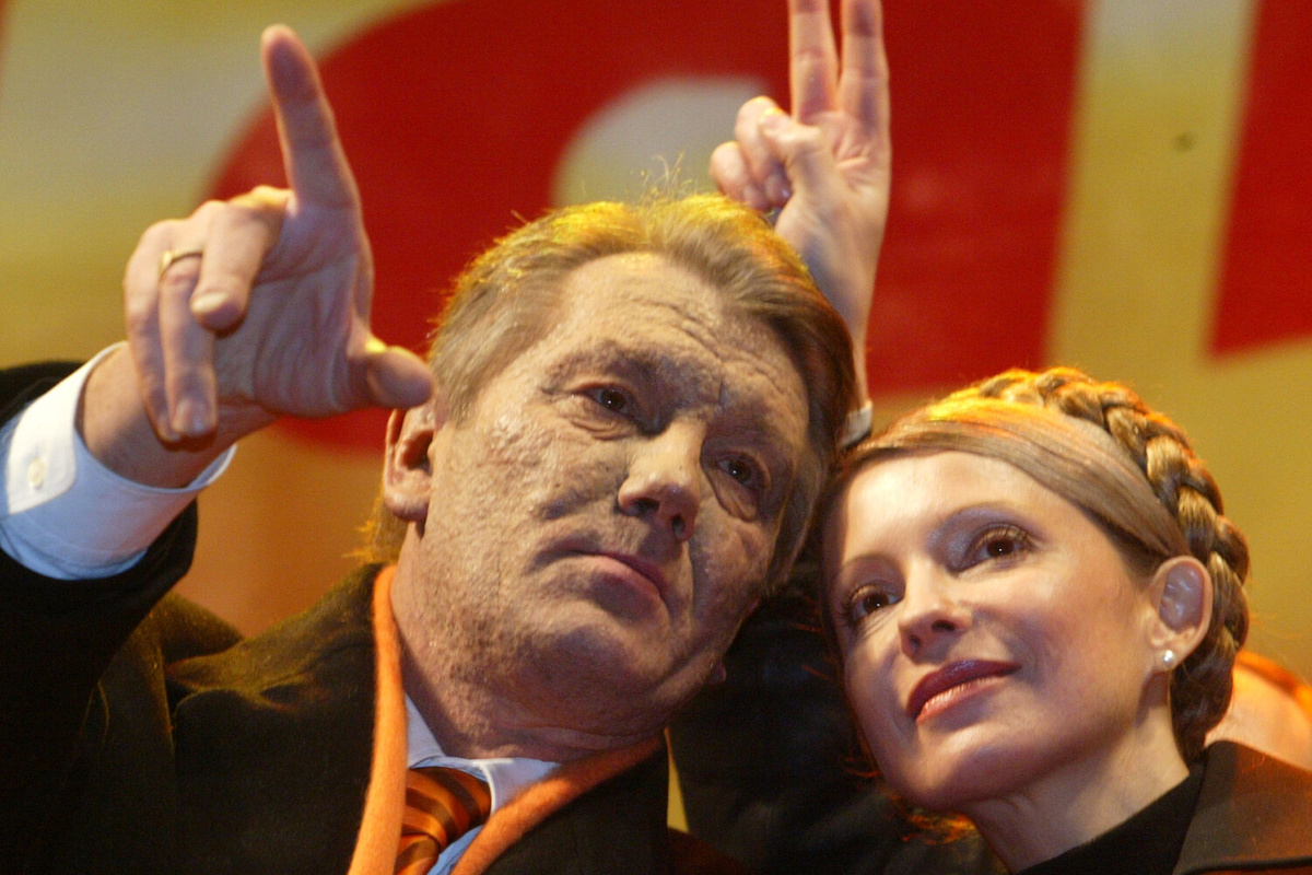 Лидер украинской оппозиции Виктор Ющенко и его главная союзница Юлия Тимошенко во время митинга на площади Независимости в Киеве, 27 декабря 2004 года ©Darko Vojinovic/AP  📷